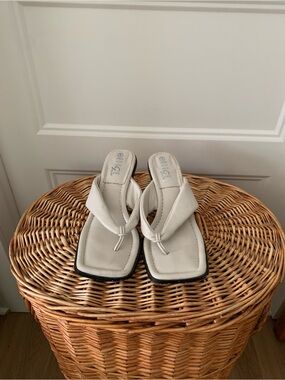 Rouge Helium , women's cream comor ' Square-Toe Thong Sandals